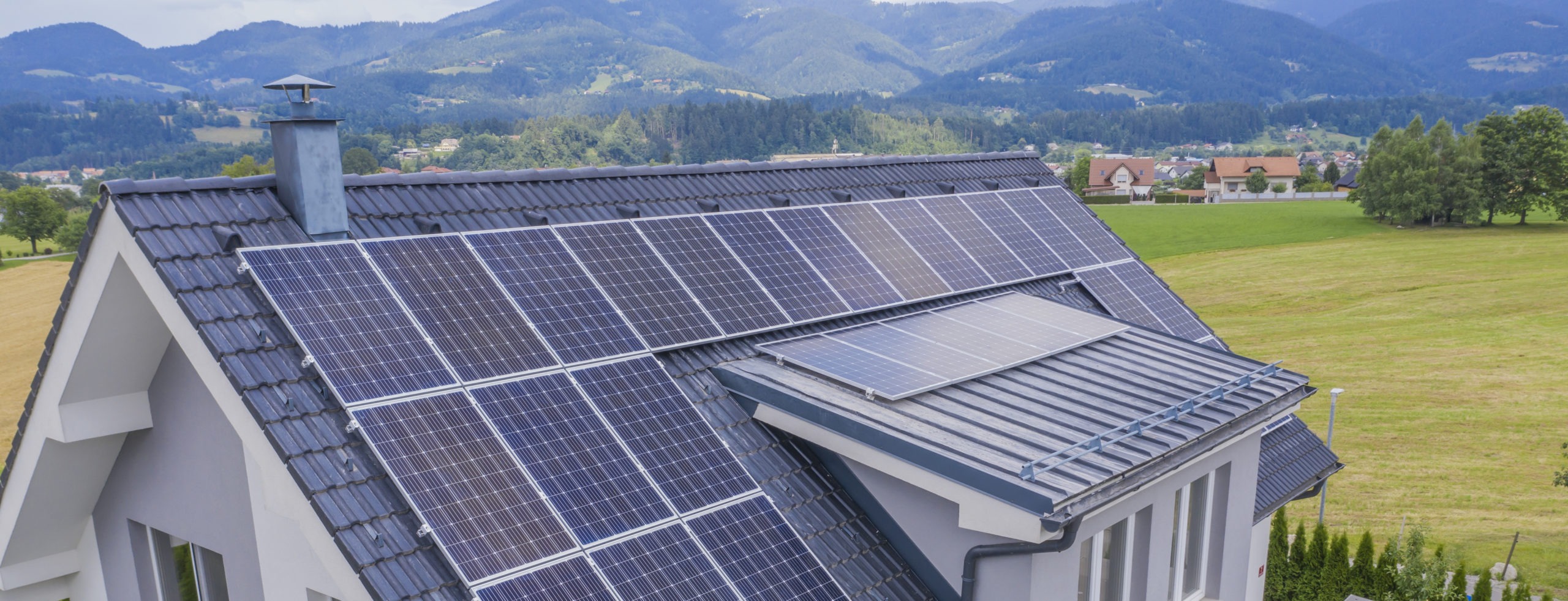 Paneles solares en un tejado